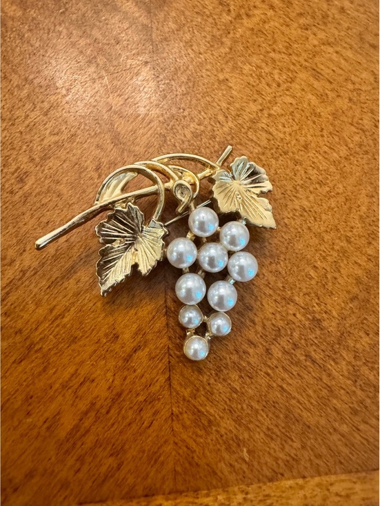 Jewelry - Vintage Gold Tone Grape Cluster Brooch with Faux Pearls 299